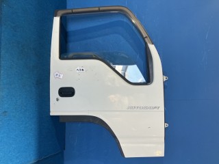 #4-10-10#三菱ミニヨン平成11年前右ドア/ギス凹みあります。必ず落札前に送料の見積してください．手渡し歓迎 トラック用中古部品のリトラス・パーツセンター